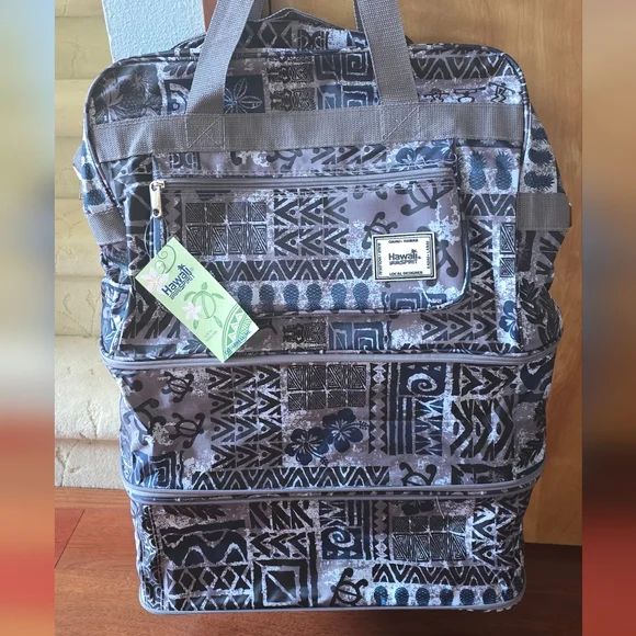 NWT Hawaii Spirit soft luggage bag with double zip extenders and swivel wheels. - Picture 9 of 13